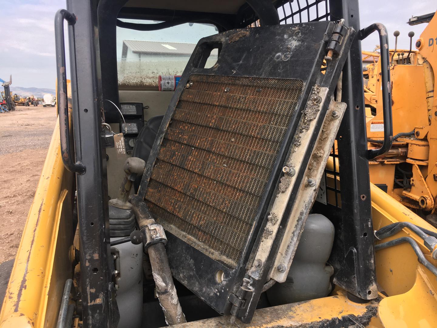 ./imagenes/INVOICE/2019/16961/MINICARGADOR CAT 236B3 PARA PARTES (5).JPG